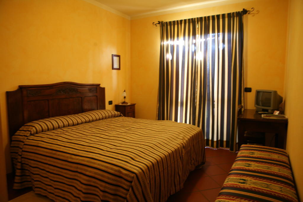 Agriturismo La Virginia Villa Revello Eksteriør bilde